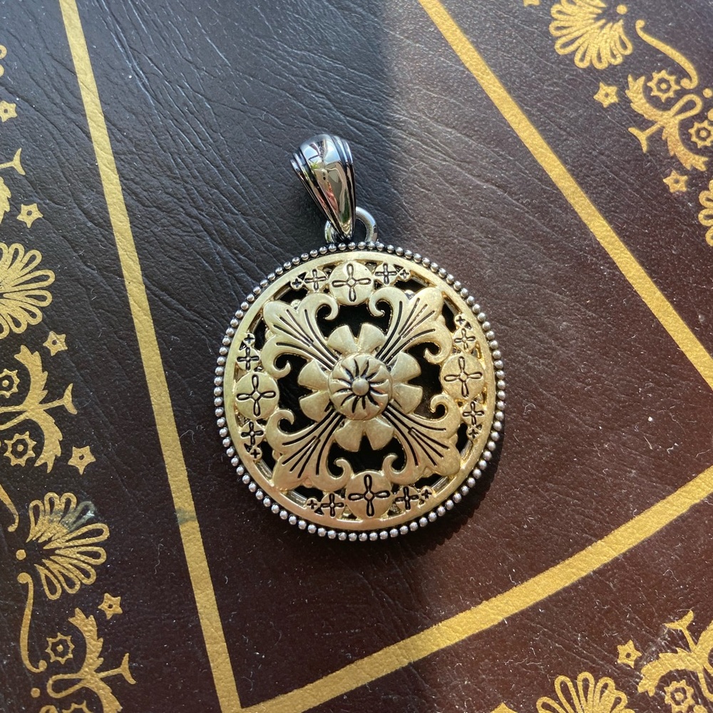 LIA SOPHIA Jaquard Pendant 🟡🟤